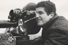 Photo en noir et blanc d’un réalisateur de film tenant une caméra