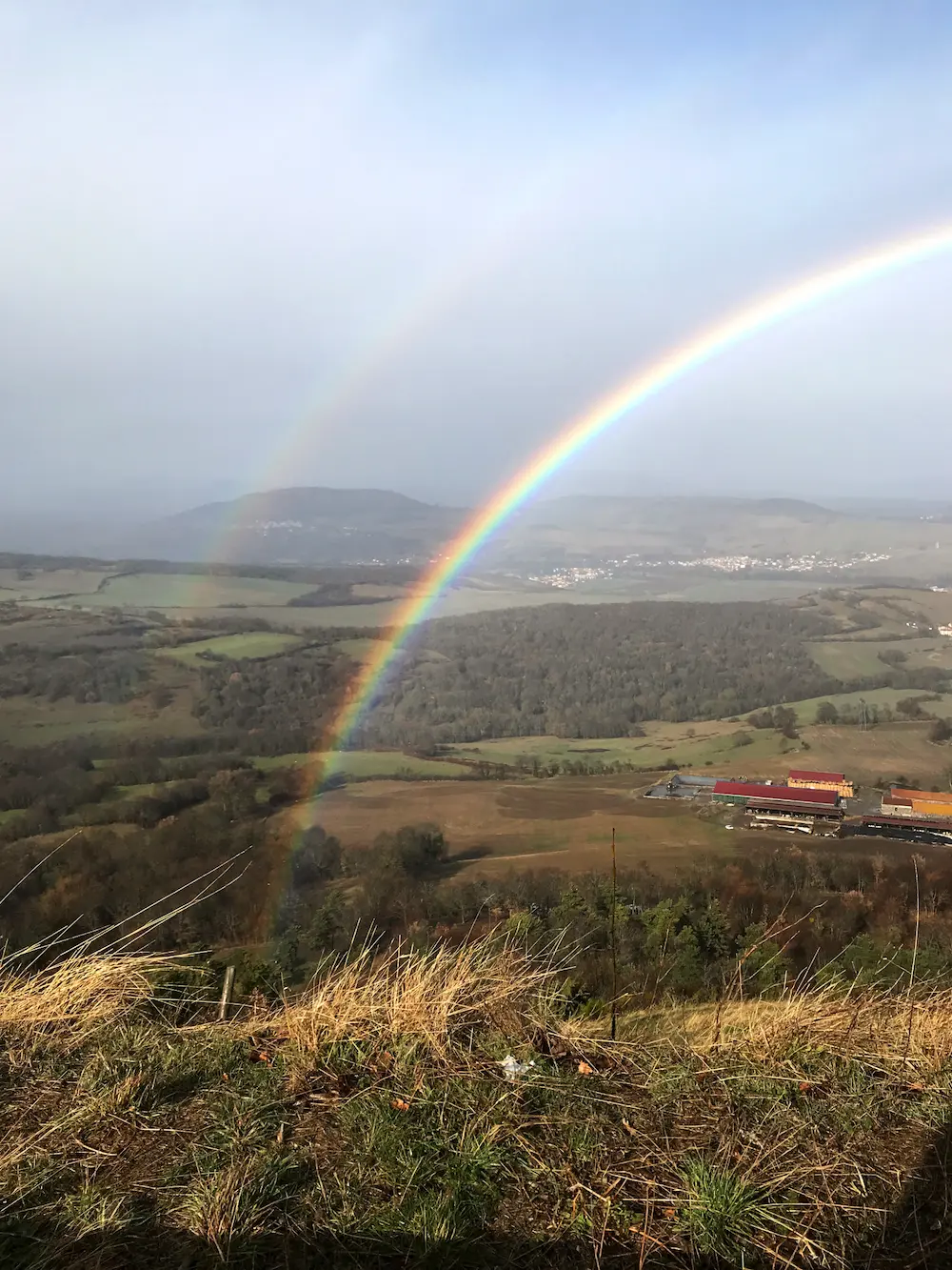 arc-en-ciel en campagne.