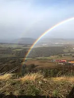 Photographie d'un double arc-en-ciel.