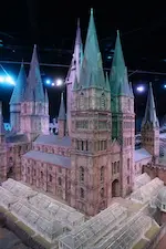 Photographie de la maquette géante du château Poudlard de l'univers Harry Potter.
