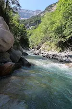 Photographie d'un cours d'eau dans les Pyrénées à Gavarnie.