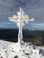Photographie d'une croix givrée dans les Monts du Sancy.