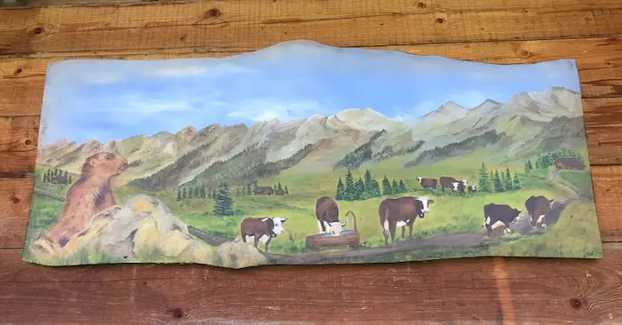 Jolie peinture sur un chalet.