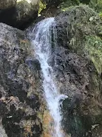 Photographie d'une cascade.