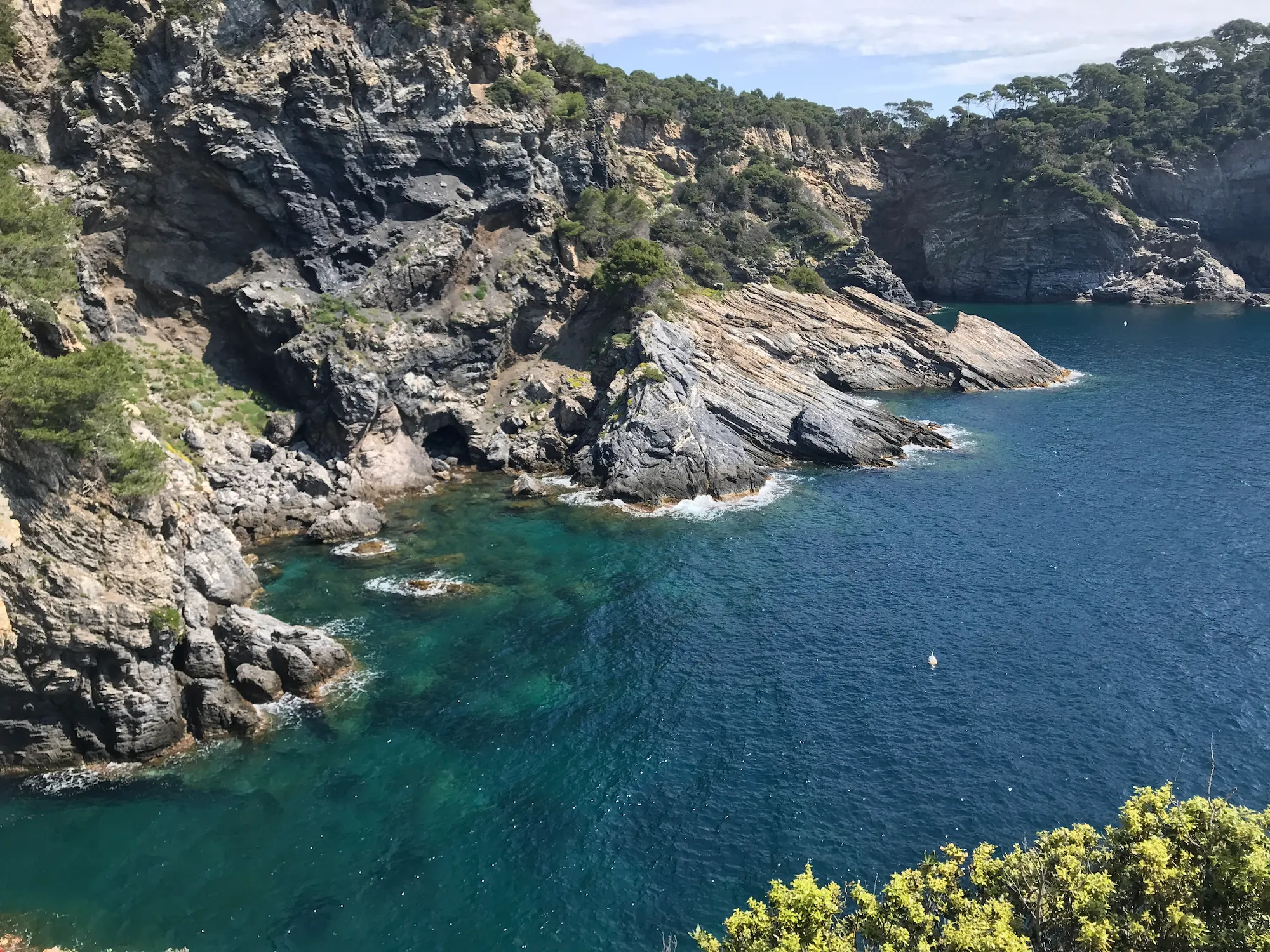 Falaise mer azurée.