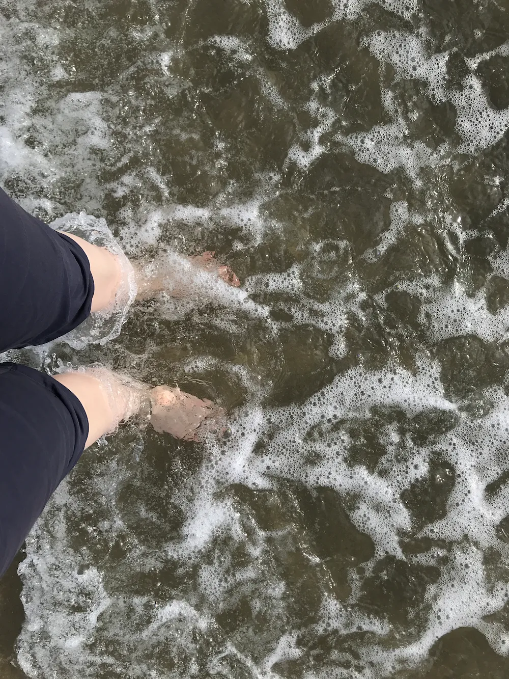 Mes pieds dans la mer.