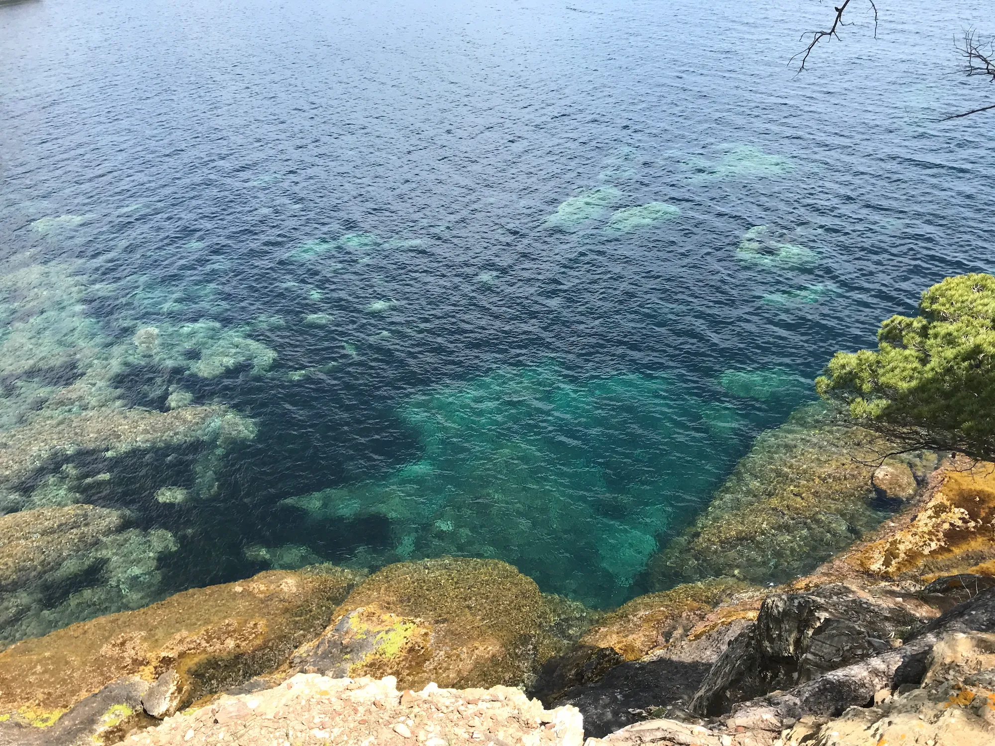 Nuances de bleus dans la mer.