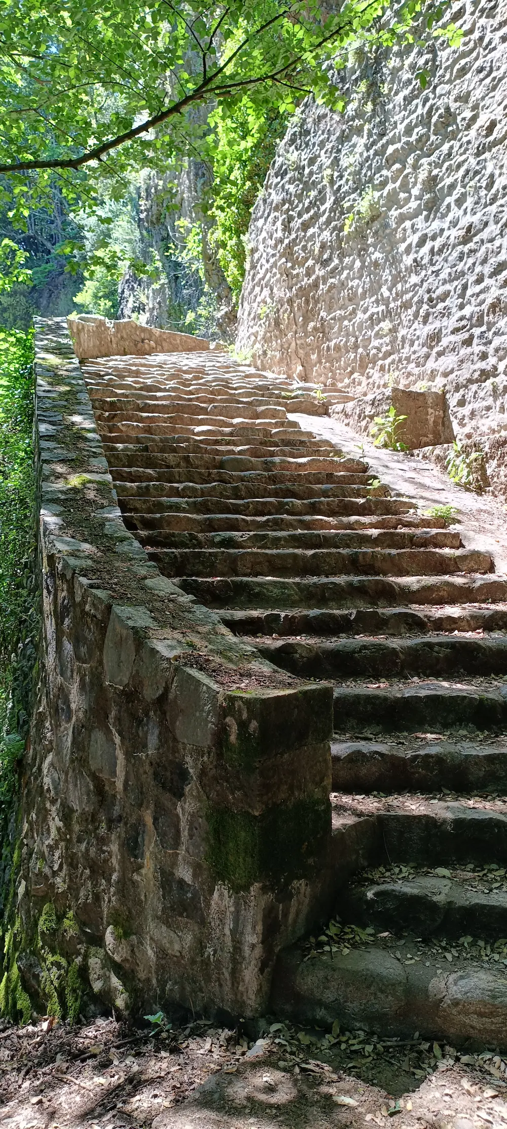 Début des marches de l'échelle de la Reine.
