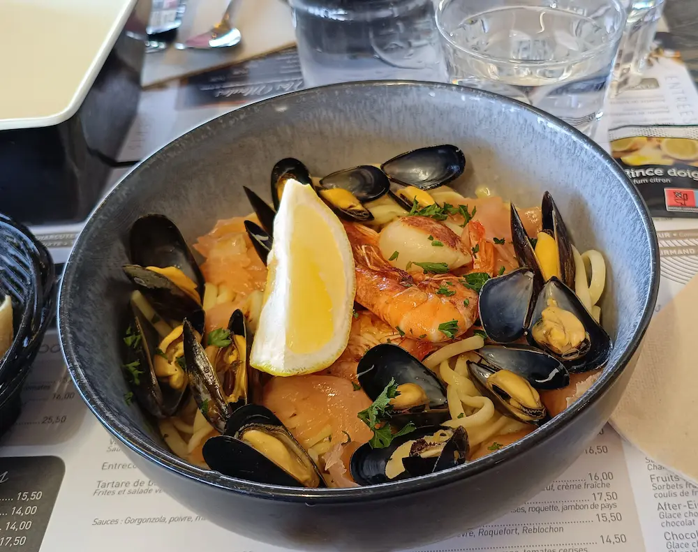 Plat de pâtes aux fruits de mer.