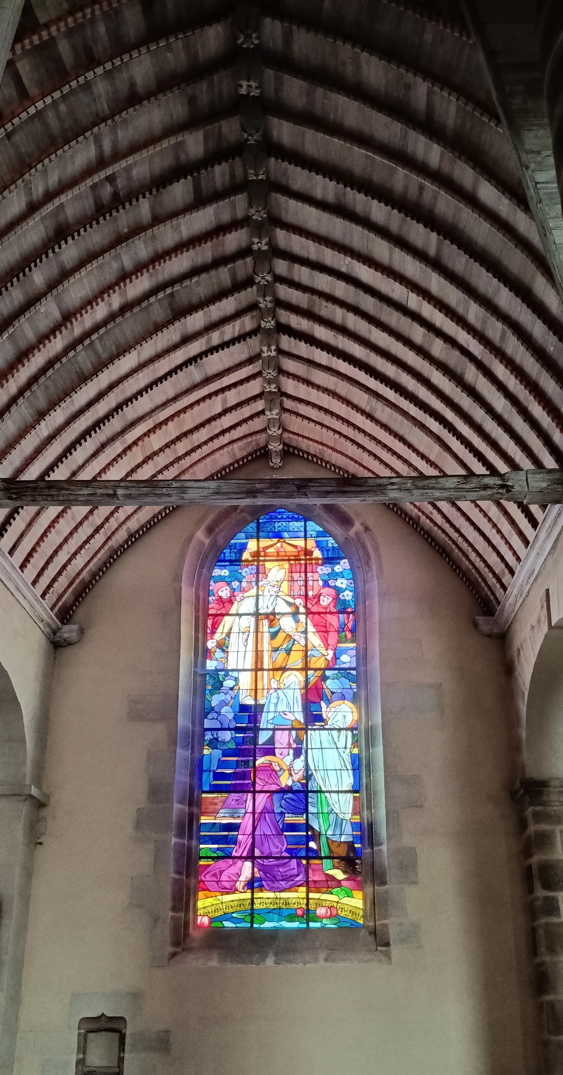 Vitrail dans l'église.