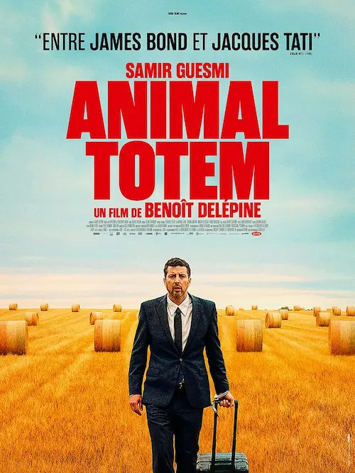 Affiche du film Animal totem représentant un homme dans un champ de blé, avec sa valise.
