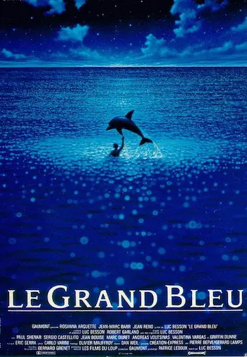 Affiche du film Le grand bleu représentant un homme dans l’immensité de l’océan, avec un dauphin qui saute.
