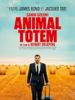 Affiche du film Animal totem représentant un homme dans un champ de blé, avec sa valise.
