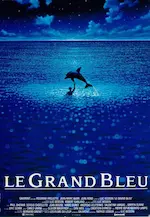 Affiche du film Le grand bleu représentant un homme dans l’immensité de l’océan, avec un dauphin qui saute.