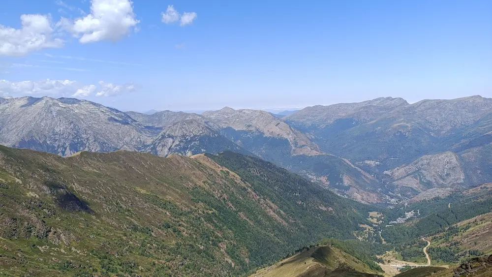 Vue sur la vallée entourée de sommets.