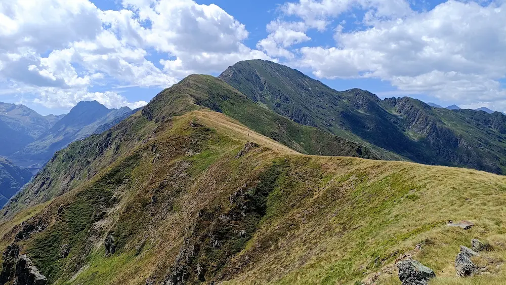 Vue sur les crêtes qui restent à parcourir.