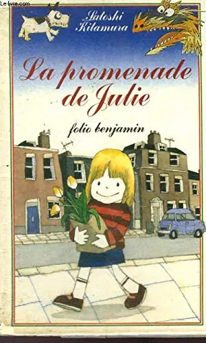 Couverture du livre pour enfants La promenade de Julie représentant une petite fille dans la rue, dessinée au centre de l'image, avec son chien et un dragon dans une bannière en haut.