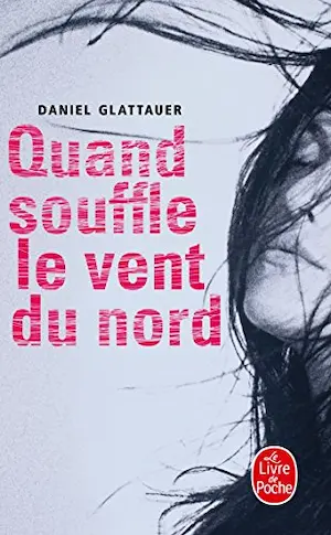 Couverture du roman Quand souffle le vent du nord représentant une photo noir et blanc d'une femme qui a les cheveux au vent.