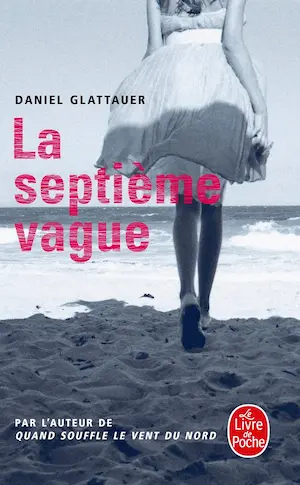 Couverture du roman La septième vague représentant une photo noir et blanc d'une femme en robe sur la plage, vue de dos.