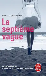 Couverture du roman La septième vague représentant une photo noir et blanc d'une femme en robe sur la plage, vue de dos.