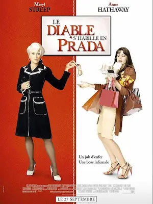 Affiche du film Le Diable s'habille en Prada 1 sur laquelle une femme chic et hautaine balance ses affaires à son assistante qui ploie sous le poids du labeur.