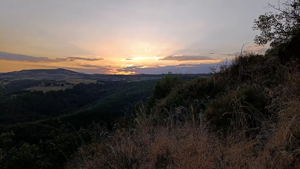 Photo du soleil couchant avec un nuage qui cache la fin de l'éclipse.