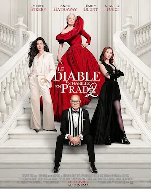 Affiche du film Le Diable s'habille en Prada 2 sur laquelle trois femmes et un homme posent en tenues de haute couture sur un escalier blanc.