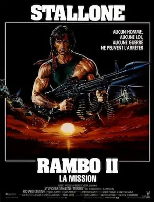 Affiche du film Rambo 2 sur laquelle Stallone pose avec une arme automatique de gros calibre, au soleil couchant, entouré d'hélicoptères.