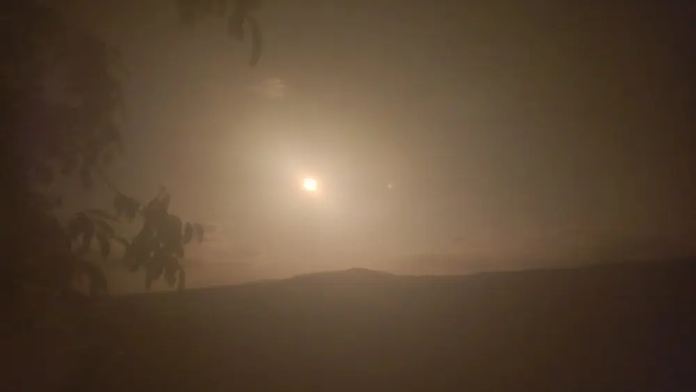 Photo du début de l'éclipse solaire : le soleil est déformé mais on ne voit pas bien le croissant.
