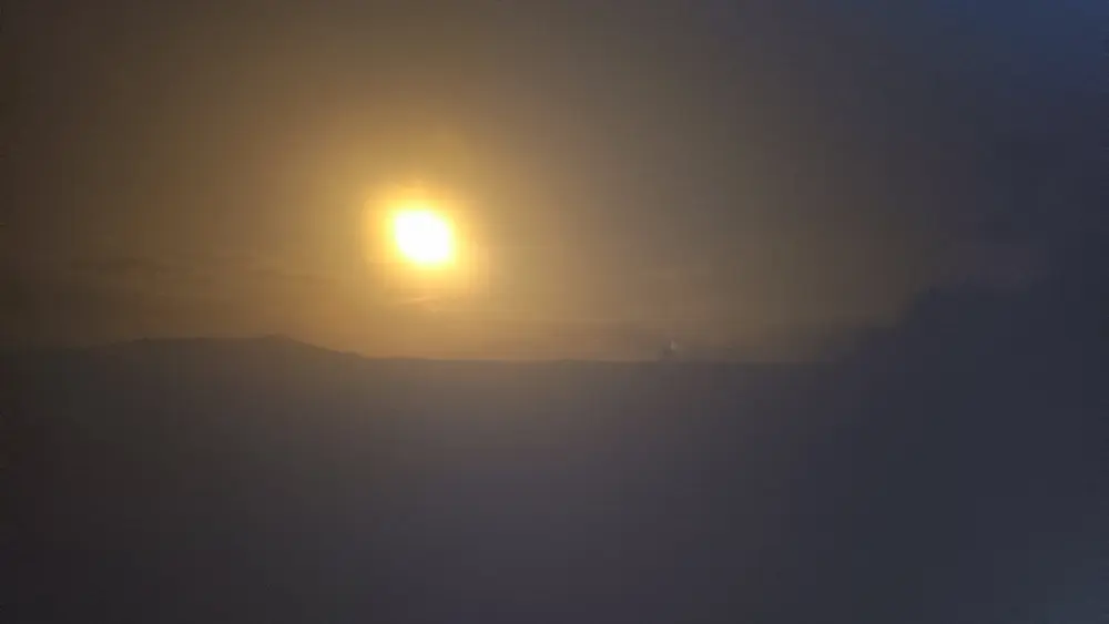 Photo du début de l'éclipse solaire : le soleil est déformé mais on ne voit pas bien le croissant.