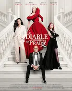 Affiche du film Le Diable s'habille en Prada 2 sur laquelle trois femmes et un homme posent en tenues de haute couture sur un escalier blanc.