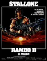 Affiche du film Rambo 2 sur laquelle Stallone pose avec une arme automatique de gros calibre, au soleil couchant, entouré d'hélicoptères.