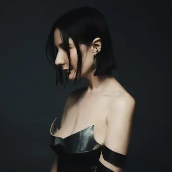 Pochette de l’album gut ccheck représentant une femme brune de profil.