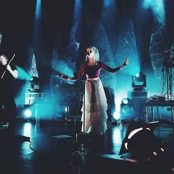 Pochette de l’album représentant une femme, Aurora, qui chante et danse dans une ambiance bleutée.